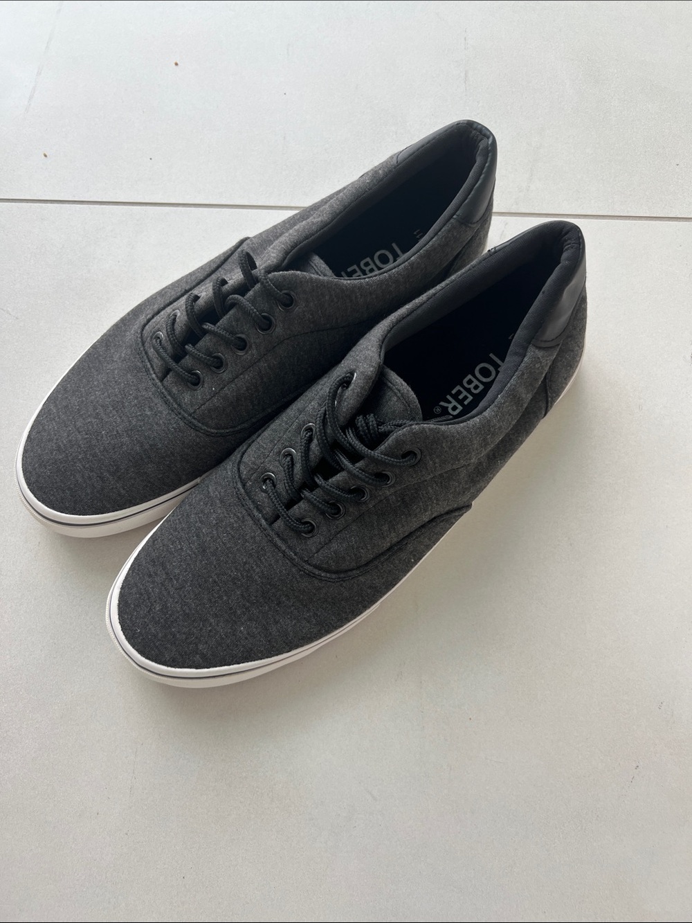 Men's Low-Top Lace-Up Sneakers in Charcoal Gray